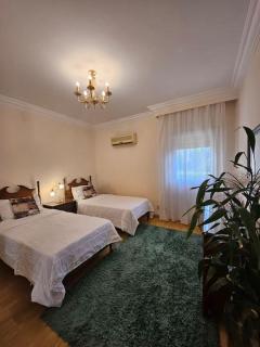 Dreamland Stylish 2BD with a garden and pool access - 8