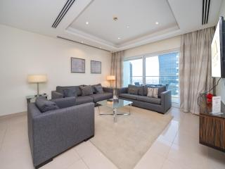 Spacious 3-Bedroom Retreat in JLT with Stunning Views - Dubai - 9