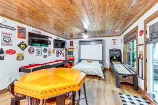 Ellijay Resort Home with Hot Tub and Fire Pit! - Ellijay - 9