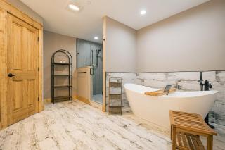 Foxcroft: New, Lake Access w. Dock Slip, Hot Tub, Pool Table - 9