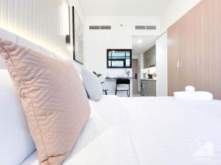 Opulent Studio with Balcony at Aziz Riviera - Dubai - 4