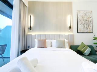 Opulent Studio with Balcony at Aziz Riviera - Dubai - 7