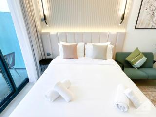 Opulent Studio with Balcony at Aziz Riviera - Dubai - 6