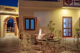 Alaya Stays 2 BHK With Garden & Outdoor Area - Abhimanyu Mansion Topaz - 2