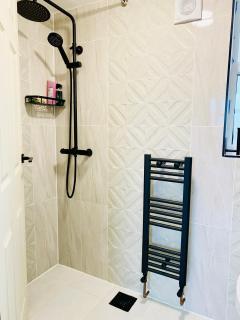 New-built En-suit room with Large TV Power shower - 1