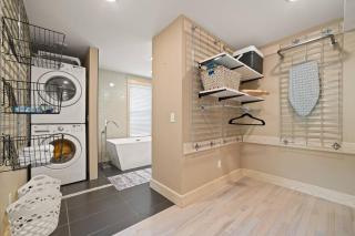 Farmhouse 1918 Grand Retreat for 12 people with Lake Views - 1