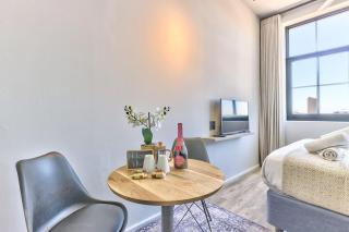 Upmarket East City Apartment w views - 6