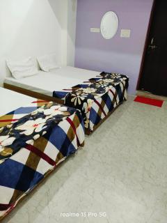 Shiv Shakti Home Stay Varanasi - "# Sri Kashi Vishwanath Temple And Ghat Only 500m Home Stay-at-prime-location Spacious-Room with-wi-fi-availability, - Varanasi - 1