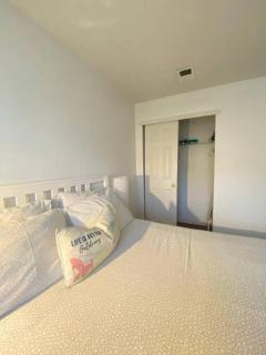 Private BR,BA,KIT, LR 9 Mins to Beach - 2