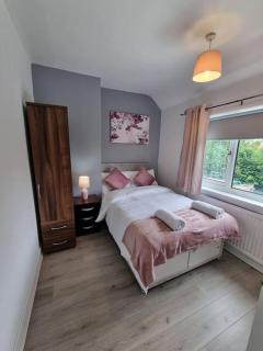 Comfy stays, Rotherham for contractors & Families, conservatory, free parking, wifi etc - 1