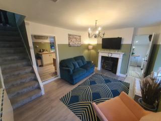 Hot Tub, 25min to Snowdon Watkin path, Stunning Mountain Views - 2