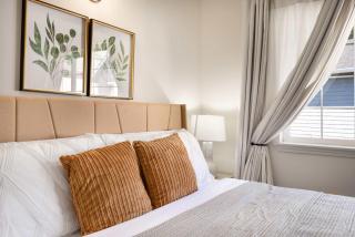 Kirkland Elegant 4B 2 5B Family Retreat with Designer Decor - 6