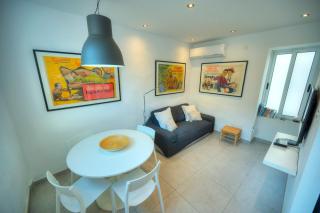 SEAVIEW 2x Double Bedrooms, 2x En-suite Bathrooms, Modern WHOLE Traditional Townhouse, 30 seconds to Ferry & High Street, Kitchen, Living Area, & Terrace Space - Sliema - 5