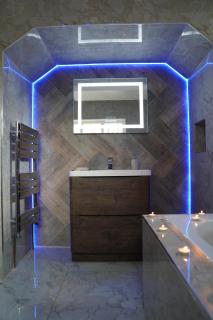 2 Bed Flat - Sleeps 4 - Jacuzzi Bath - Parking - 1