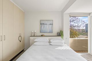 2-Bed Harbourside Home with Views in Fab Location - Sydney - 3