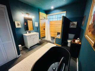Forest Hideaway House with hot tub and trail - Shelton - 7