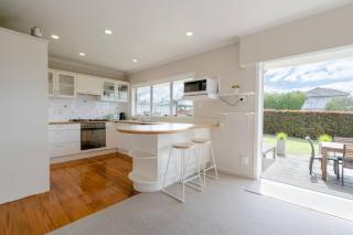 Charming One Tree Hill House by Furnished Rentals - Auckland - 9