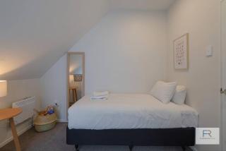 Gorgeous Orakei Home by Furnished Rentals - Auckland - 9