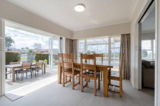 Charming One Tree Hill House by Furnished Rentals - Auckland - 6