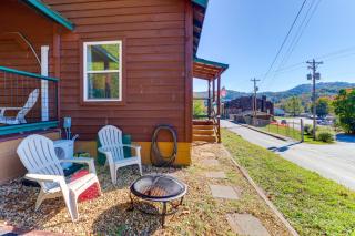 < 1 Mi to Dtwn: Pet-Friendly Cabin in Murphy! - 0