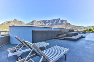 Modern Bo-Kaap Escape Pool and Views - 8
