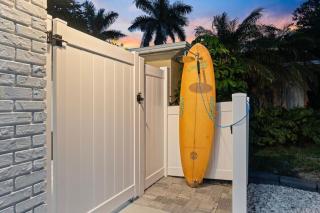The Shark Tank Cocoa Beach - Margaritaville, Downtown, 5-Min Walk to Beach, Shops & Bars - Cocoa Beach - 5