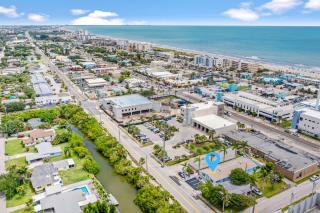 The Shark Tank Cocoa Beach - 2 Units, Steps to Beach, Shops & Bars, Great for Group Stays - Cocoa Beach - 6