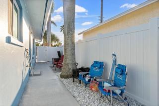The Shark Tank Cocoa Beach - 2 Units, Steps to Beach, Shops & Bars, Great for Group Stays - Cocoa Beach - 3