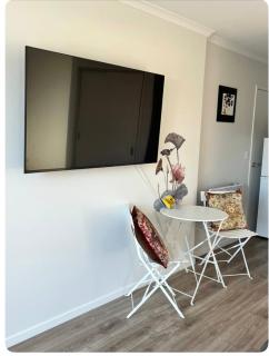 Lakeside cozy studio - 8