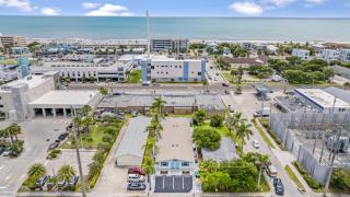 The Shark Tank Cocoa Beach - Downtown Cocoa Beach's Only 8BR, Sleeps 20 - 4 Units & Walk to Beach, Shops, Restaurants - Cocoa Beach - 5