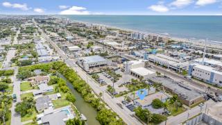 The Shark Tank Cocoa Beach - 2 Units, Walk to Beach, Shops & Bars, Ideal for Multiple Families - Cocoa Beach - 6