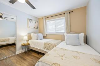 The Shark Tank Cocoa Beach - Coastal Modern, Downtown, 5-Min Walk to Beach, Shops & Bars - Cocoa Beach - 8