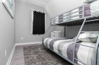 Lux finishes 4 bedroom DSM home Great location - 7