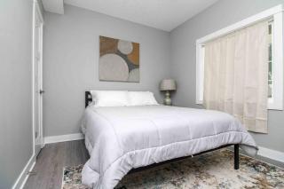 Lux finishes 4 bedroom DSM home Great location - Des Moines - 1