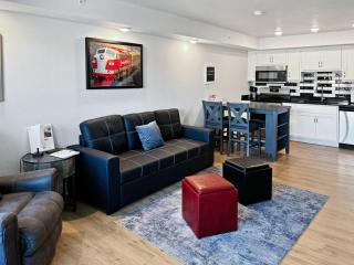 Walk to Landing and convention center beautiful - 0