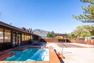 Cozy stay for 4, 5 Min Drive to Base, Full Kitchen, Shared Hot Tub & Pool, Restaurants Nearby! - Park City - 0