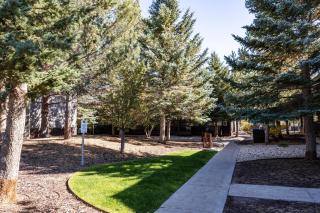 Cozy stay for 4, 5 Min Drive to Base, Full Kitchen, Shared Hot Tub & Pool, Restaurants Nearby! - Park City - 9