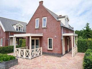 Lovely holiday home on water with garden - 8