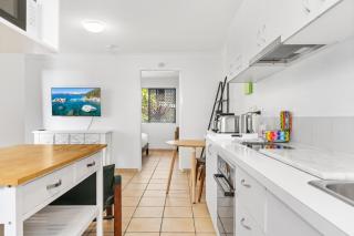 Spacious 1-Bed Unit with Outdoor Patio Dining - 4