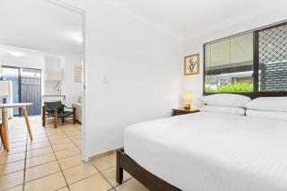 Spacious 1-Bed Unit with Outdoor Patio Dining - Brisbane - 2