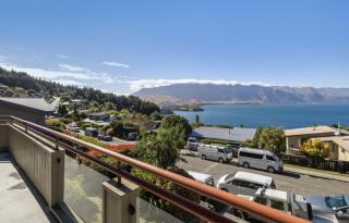 Mountain View Family Home - 1