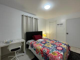 Toronto Room with Balcony - Midtown - 8