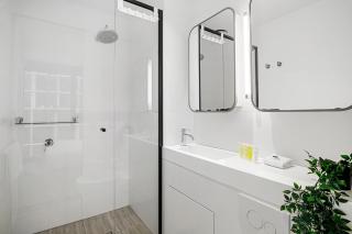 Stunning 2BR Apartment in Melb CBD with Pool and Gym - 1