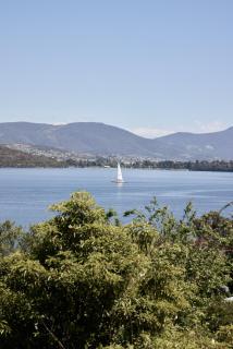 Waterfront home with outdoor spa bath and mountain views - 5 min drive to city - Montagu Bay - 7