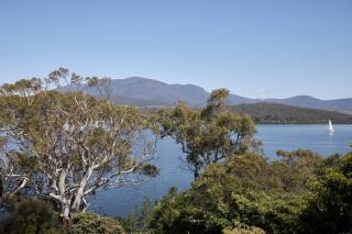 Waterfront home with outdoor spa bath and mountain views - 5 min drive to city - 9