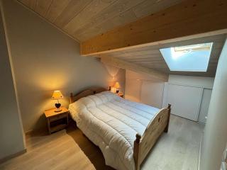 Appartement moderne 5 pièces, proche des pistes avec cheminée, terrasse, parking et bois inclus - FR-1-297-346 - 4