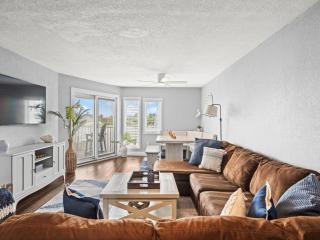Beautiful Roomy Condo with Sunrise & Sunset Views - St. Pete Beach - 7