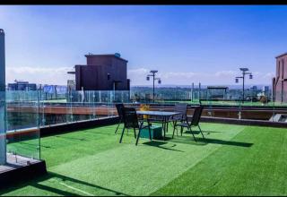 executive cozy apartment with fully equipped gym heated swimming pool and amazing scenic city views and ample parking and children playing ground - Nairobi - 0