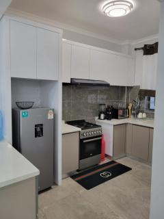 executive cozy apartment with fully equipped gym heated swimming pool and amazing scenic city views and ample parking and children playing ground - Nairobi - 2