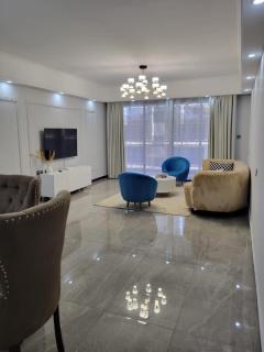executive cozy apartment with fully equipped gym heated swimming pool and amazing scenic city views and ample parking and children playing ground - Nairobi - 1
